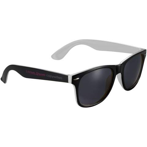 Retro design duo-tone sunglasses with inside pop-up colour finish and category 3 black lenses. Compliant with EN ISO 12312-1 and UV400.