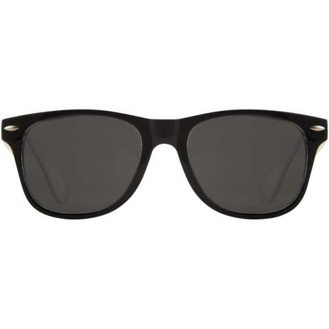 Retro design duo-tone sunglasses with inside pop-up colour finish and category 3 black lenses. Compliant with EN ISO 12312-1 and UV400.