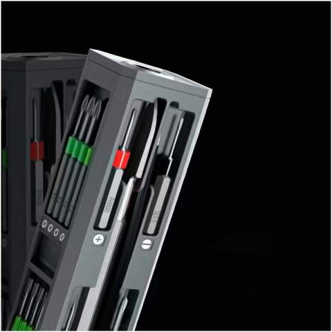 30-delige precisieschroevendraaierset met 28 bits en twee accessoires. De koffer van geoxideerd aluminium (15 x 3,6 x 3,6 cm) kan gepersonaliseerd worden met een gegraveerd logo. Door de compacte koffer kan alles gemakkelijk op één plek worden bewaard. De handschroevendraaier is perfect om elk klein apparaat te repareren en dankzij de vorm is hij gemakkelijk te gebruiken en te hanteren. Hij beschikt over een grote verscheidenheid aan bits, waardoor hij universeel is voor vele soorten doe-het-zelfactiviteiten. Elk type bit is gemarkeerd met een andere kleur om gemakkelijk te kunnen worden geïdentificeerd. De bits worden magnetisch door de schroevendraaier aangetrokken. De kit bevat ook een pincet om kleine voorwerpen op te pakken en een koevoet om behuizingen op te tillen en te openen. Verpakt in een geschenkverpakking (17 x 55 x 43,5 cm) met magnetische sluiting. Inclusief 3 jaar garantie.