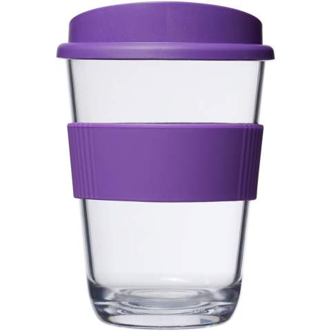 Strapazierfähiger, einwandiger Becher mit Deckel zum Aufdrücken und Silikongriff. Der Becher verfügt über ein glasartiges Aussehen mit außergewöhnlicher Klarheit. EN12875-1 konform, spülmaschinen- und mikrowellenfest. Das Fassungsvermögen beträgt 300 ml. Mischen und kombinieren Sie Farben, um Ihren perfekten Becher zu kreieren. Hergestellt in Großbritannien. Verpackt in einem recycelten PE-Kunststoffbeutel. BPA-frei.