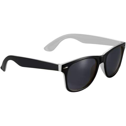 Retro design duo-tone sunglasses with inside pop-up colour finish and category 3 black lenses. Compliant with EN ISO 12312-1 and UV400.