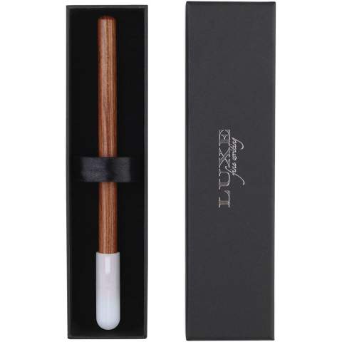 Ein Stift, mit dem man endlos schreiben und zeichnen kann, ohne Tinte zu verwenden. Der Stift ist aus strapazierfähigem Holz gefertigt und die Verwendung des Stiftes fühlt sich an wie das Schreiben mit einem Bleistift. Verpackt in einer Luxe Geschenkbox.