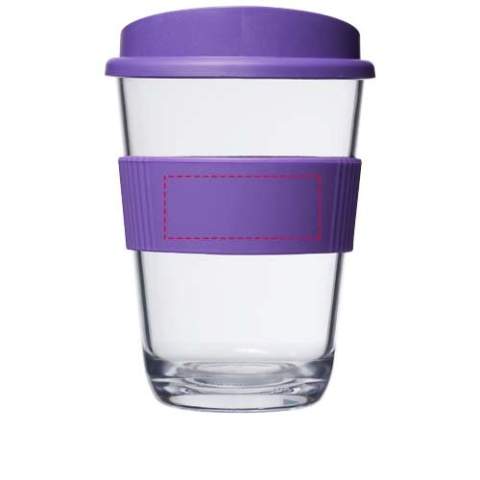 Strapazierfähiger, einwandiger Becher mit Deckel zum Aufdrücken und Silikongriff. Der Becher verfügt über ein glasartiges Aussehen mit außergewöhnlicher Klarheit. EN12875-1 konform, spülmaschinen- und mikrowellenfest. Das Fassungsvermögen beträgt 300 ml. Mischen und kombinieren Sie Farben, um Ihren perfekten Becher zu kreieren. Hergestellt in Großbritannien. Verpackt in einem recycelten PE-Kunststoffbeutel. BPA-frei.