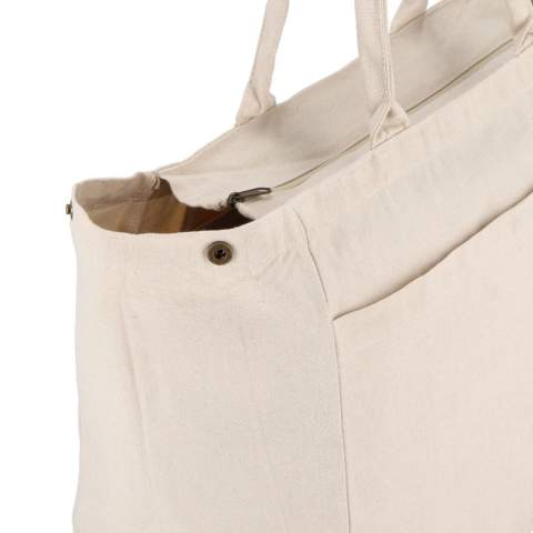 Diese elegante Tasche aus 320 g/m² Baumwolle verfügt über einen sicheren Reißverschluss, zwei Innentaschen und eine Außentasche für zusätzlichen Komfort. Eine trendige, praktische Wahl für den täglichen Gebrauch oder für unterwegs. Oeko-Tex® zertifiziert für sichere, geprüfte Materialien.