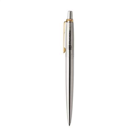 Stylo à bille à encre bleue de la marque Parker. Avec un corps en acier inoxydable recyclé mat et un clip à flèche iconique doré comme détail élégant. Le stylo est équipé d’une recharge Parker pour une expérience d’écriture fluide. Un instrument d’écriture élégant et fonctionnel, parfait pour un usage quotidien. Livré dans une boîte-cadeau Parker. Fabriqué en Europe. Emballage par pièce.