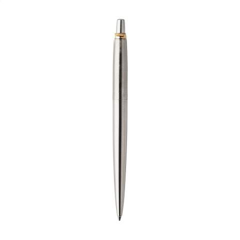 Stylo à bille à encre bleue de la marque Parker. Avec un corps en acier inoxydable recyclé mat et un clip à flèche iconique doré comme détail élégant. Le stylo est équipé d’une recharge Parker pour une expérience d’écriture fluide. Un instrument d’écriture élégant et fonctionnel, parfait pour un usage quotidien. Livré dans une boîte-cadeau Parker. Fabriqué en Europe. Emballage par pièce.