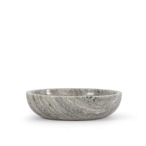 Le bol Sagaform Sten est à la fois élégant et polyvalent, parfait pour une variété d'utilisations. Axé sur la durabilité et l'élégance, ce bol constitue un élément décoratif pratique sur votre table et est idéal pour servir des noix ou des en-cas. Sa taille compacte et sa conception robuste garantissent que ce produit durera des générations. Fabriqué en marbre travertin beige, chaque bol présente une couleur et un motif uniques, ce qui en fait un élément esthétiquement plaisant. Conçu par Studio Sagaform, ce bol est présenté dans un magnifique coffret cadeau. Un bel ajout à toute cuisine !