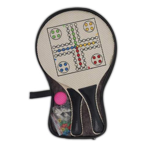 Tennisset geschikt voor spelen op het strand, in het park of in de tuin. Met deze multifunctionele tennisset is er ook de mogelijkheid om een rustigere spelvorm te doen in de vorm van schaken. Handig verpakt een hoes. Daag je nu je vrienden uit voor een denksport of een actieve sport!