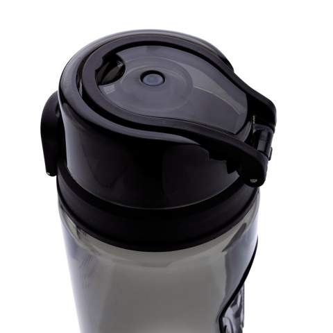 Diese Swiss Peak Deluxe Tritan Sportflasche liegt genauso leicht in Ihrer Hand wie in Ihrer Sporttasche. Darüber hinaus verfügt der abschließbare Deckel über ein langlebiges Design, um Leckagen und Verschüttungen zu vermeiden. Mit rutschfestem Griffdesign und per Knopfdruck zu öffnendem Auslauf. Inhalt: 700ml. BPA frei. Nur Handwäsche.