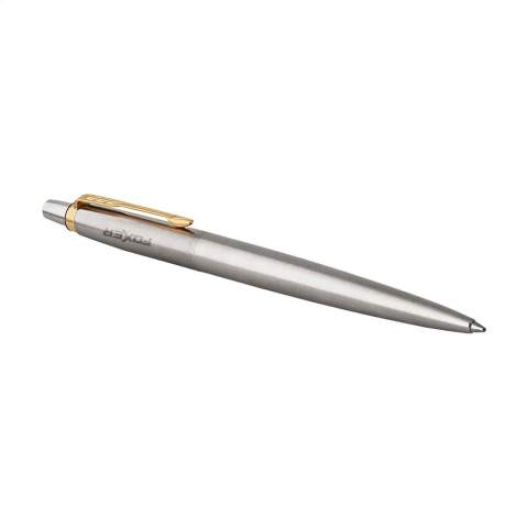 Stylo à bille à encre bleue de la marque Parker. Avec un corps en acier inoxydable recyclé mat et un clip à flèche iconique doré comme détail élégant. Le stylo est équipé d’une recharge Parker pour une expérience d’écriture fluide. Un instrument d’écriture élégant et fonctionnel, parfait pour un usage quotidien. Livré dans une boîte-cadeau Parker. Fabriqué en Europe. Emballage par pièce.