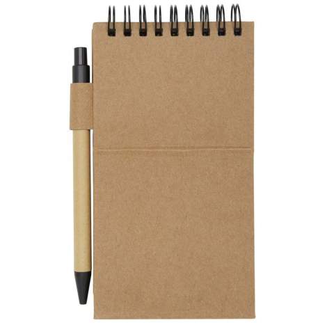 Sticky kladblok met balpen Het kladblok heeft 30 witte vellen van 70 g/m2 gelinieerd papier (8 x 12 cm). Het bevat ook 25 veelkleurige (5 x 1,2 cm) en 25 gele (7,5 x 7,5 cm) sticky notes, beide typen met 70 g/m2 papier. De houder van de balpen is gemaakt van gerecycled papier. Inktkleur: zwart. Schrijflengte: 1000 meter. Stiftmaat: 1,00 mm.