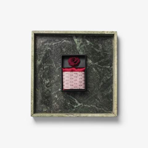 Effen zijden zakdoekje gecombineerd met een bijpassende reversspeld. De twee worden geleverd in een exclusieve geschenkdoos. Maak de bovenste twee knopen van je J.H&F overhemd los, steek het zakdoekje nonchalant in het borstzakje van je blazer en bevestig de reversspeld aan je revers - je bent klaar voor een feest!