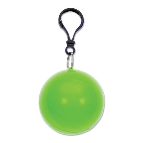 Porte-clés boule avec poncho. Toujours pratique il vous permet de vous abriter en cas de pluie.