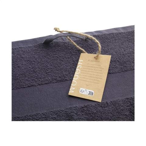 Dieses Badetuch der Marke Wooosh besteht zu 50% aus recycelter Baumwolle und zu 50% aus Baumwolle. Das Badetuch mit einer praktischen Schlaufe und einem eingewobenen Band ist rundherum mit einer wunderschönen Bordüre aus Baumwolle versehen. Die sanfte Textur des dicht gewebten Frottees vermittelt Ihnen ein Gefühl von Luxus und Komfort nach einer belebenden Dusche oder einem warmen Bad. Die Fasern der 400 Gramm schweren Frottee-Baumwolle nehmen viel Feuchtigkeit auf und sorgen beim Abtrocknen für ein angenehmes Hautgefühl. So erleben Sie einen besonderen Genussmoment. Mit seiner zeitlosen Ausstrahlung passt dieses Badtextil zu jeder Einrichtung. Dieses Produkt ist zu GRS-zertifiziert und wird mit besonderer Rücksicht auf Mensch und Umwelt hergestellt.