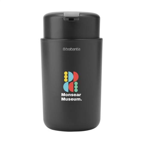 Brabantia zeepdispenser van kunststof, met drupvrije zeeppomp. Het uitneembare zeepreservoir heeft een grote navulopening en is groot genoeg voor de meeste navulverpakkingen. Gemakkelijk met één hand te bedienen. Een stijlvol badkameraccessoire met antislip onderzijde. Gemaakt van corroseriebestendige materialen. Geschikt voor 250 ml vloeibare zeep, shampoo en lotion. 100% recyclebaar. Met 5 jaar fabrieksgarantie.