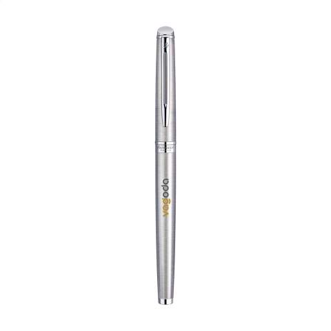 Blau schreibender Rollerball der Marke Waterman. Der Hémisphère kombiniert klare, zeitlose Linien mit einem eleganten Design. Das gebürstete Edelstahlgehäuse in Kombination mit glänzenden Akzenten verleiht dem Stift ein modernes und raffiniertes Aussehen. Ausgestattet mit einer abnehmbaren Kappe, einer robusten Clip und einer schnelltrocknenden Gelmine für ein sanftes und konstantes Schreiberlebnis. Ideal als stilvolles Geschenk oder für den täglichen Gebrauch. Geliefert in einer Waterman-Geschenkbox. Hergestellt in Europa. Verpackt pro Stück.