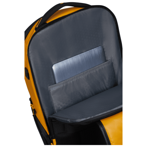 Ecodiver bepaalt de nieuwe standaard in het casual assortiment van Samsonite. Deze collectie combineert functionaliteit met een stijlvol design en is ontworpen met oog voor veiligheid en comfort. Gebruikmakend van gerecycleerde materialen, past Ecodiver perfect bij Samsonites wereldwijde strategie ‘Our Responsible Journey’. De waterafstotende coating maakt van deze collectie de perfecte keuze voor alle avonturen, in de natuur of in een stad. Samsonite geeft 2 jaar wereldwijde (beperkte) garantie op dit model.<br />De Laptop Backpack M USB is de middenmaat laptoprugzak uit de collectie die uitgerust is met een USB-poort. Het ruime hoofdcompartiment is gemakkelijk toegankelijk dankzij de ruime opening en geschikt voor A4 formaat documenten. Dankzij de verschillende insteekvakken en business organisatie kunnen spullen overzichtelijk worden opgeborgen. Aan rugzijde is een laptop-en tabletvak voorzien wat is uitgerust met waterdichte ritsen. Aan de voorzijde is de tas voorzien van een voorvak met ritssluiting en 2 zijvakken die als flessenhouder gebruikt kunnen worden. <br />Optimaal comfort is gegarandeerd dankzij het gevoerde rugpaneel, ergonomische schouderriemen, comfortabel handvat aan bovenzijde en een in hoogte verstelbare borstriem. Dankzij de smart-sleeve aan de achterkant is de tas gemakkelijk te bevestigen aan de trekstang van een koffer of reistas op wielen en de reflecterende details zorgen ervoor dat je extra opvalt in het donker. Safety First!