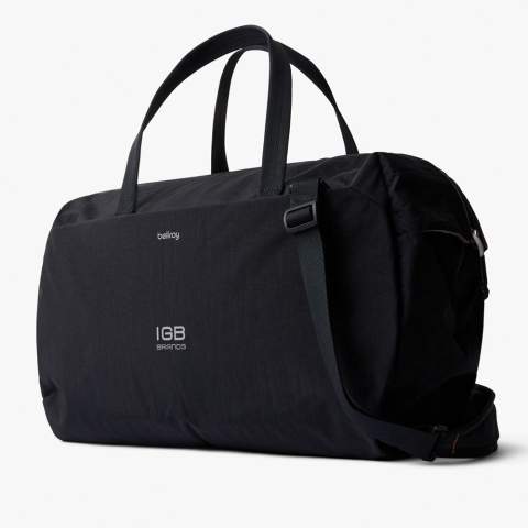 A traditional duffel with a twist, this bag is rugged enough for adventure, but light enough to let you move like the wind. Durable ripstop is 3x lighter than our other fabrics. Can be folded or rolled, and packed for travel. Zipper opens from each end, for ultra-wide, unobstructed access. External zip compartment with slip pockets and integrated key clip. Internal cap pockets at each end. Reinforced rim provides stability when zipping. Adjustable and detachable padded shoulder strap.