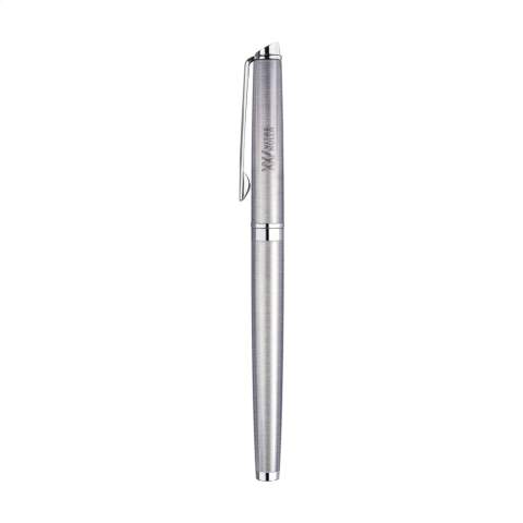 Blau schreibender Rollerball der Marke Waterman. Der Hémisphère kombiniert klare, zeitlose Linien mit einem eleganten Design. Das gebürstete Edelstahlgehäuse in Kombination mit glänzenden Akzenten verleiht dem Stift ein modernes und raffiniertes Aussehen. Ausgestattet mit einer abnehmbaren Kappe, einer robusten Clip und einer schnelltrocknenden Gelmine für ein sanftes und konstantes Schreiberlebnis. Ideal als stilvolles Geschenk oder für den täglichen Gebrauch. Geliefert in einer Waterman-Geschenkbox. Hergestellt in Europa. Verpackt pro Stück.