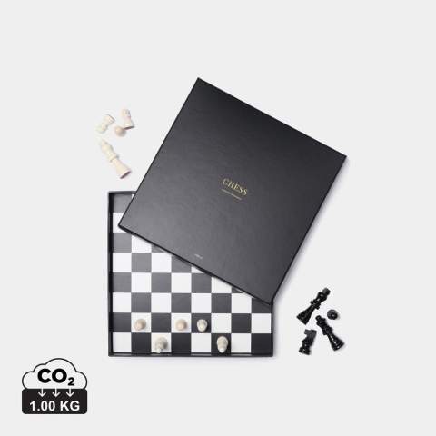 Jeu d'échecs classique en noir et blanc. Les pièces sont en bois laqué. Le jeu est livré avec une excellente boîte de rangement qui constitue également un élément décoratif attrayant dans votre maison.