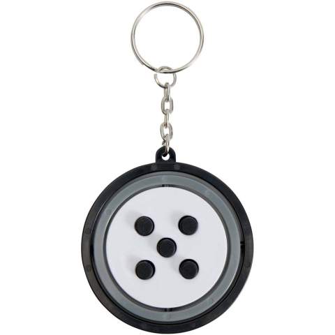 Der Spinx Kreisel-Schlüsselanhänger aus recyceltem Kunststoff ist ein originelles und unterhaltsames Accessoire, das mit seiner ruhigen Drehbewegung stundenlanges Spielvergnügen bietet. Er ist kompakt und leicht mitzunehmen und somit ideal zur Stressbewältigung, zur Förderung der Konzentration oder einfach zur taktilen Stimulation.