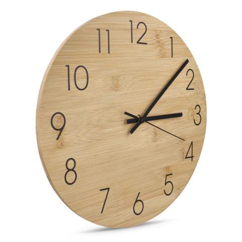 Mit dieser minimalistischen Wanduhr aus Bambus behalten Sie die Zeit im Blick. Ihr natürliches Holzfinish verleiht jedem Raum einen warmen, organischen Touch, während das klare, leicht ablesbare Ziffernblatt mit großen Zahlen sie sowohl praktisch als auch dekorativ macht. Jedes Exemplar ist in einer Geschenkbox verpackt. AA-Batterie nicht im Lieferumfang enthalten.