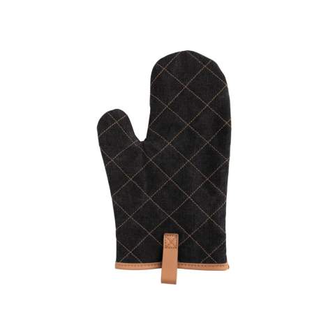 Gant de cuisine fabriqué et matelassé en toile de qualité supérieure de 16 oz, et avec un détail décoratif en PU. Protège les mains des objets chauds. Le pouce séparé assure une bonne prise en main. Lavage en machine à 30 degrés avec des couleurs similaires. Livré dans une boîte cadeau en kraft.