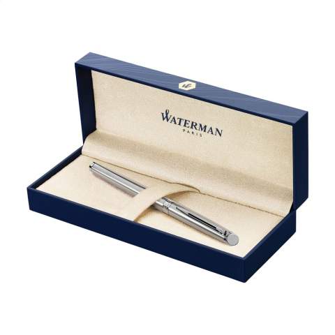 Blau schreibender Rollerball der Marke Waterman. Der Hémisphère kombiniert klare, zeitlose Linien mit einem eleganten Design. Das gebürstete Edelstahlgehäuse in Kombination mit glänzenden Akzenten verleiht dem Stift ein modernes und raffiniertes Aussehen. Ausgestattet mit einer abnehmbaren Kappe, einer robusten Clip und einer schnelltrocknenden Gelmine für ein sanftes und konstantes Schreiberlebnis. Ideal als stilvolles Geschenk oder für den täglichen Gebrauch. Geliefert in einer Waterman-Geschenkbox. Hergestellt in Europa. Verpackt pro Stück.