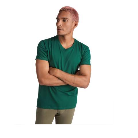 Tubular short-sleeve t-shirt with 2-layer v-neck. Reinforced covered seams in collar and shoulders. Removable label. The model is 190 cm and is wearing size L.