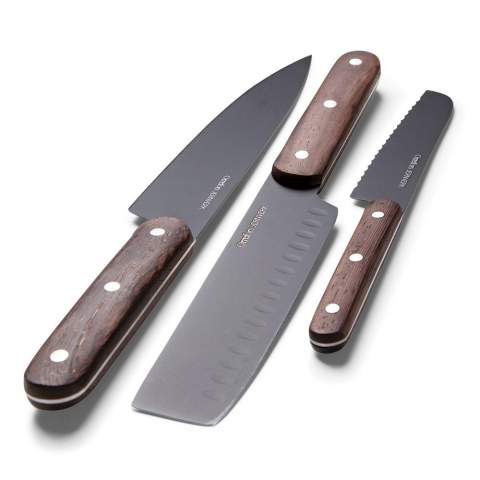 Beautiful design knife set from Orrefors Jernverk. These models are a "must" in the kitchen. A chef's knife (15 cm), a Japanese chef's knife (20 cm) and a tomato knife (13 cm) of the highest quality. Delivered in a beautiful gift box. The Swedish designer Jon Eliason is responsible for this modern design.