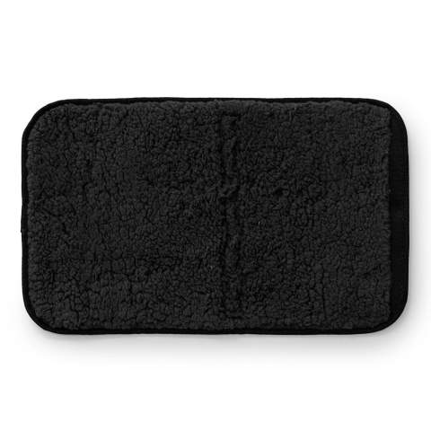 Kleine, praktische zitmat met een waterafstotende achterkant en klittenbandsluiting waardoor hij gemakkelijk op te rollen is en zo weinig ruimte in beslag neemt. Zachte, warme voorkant van imitatielamswol. Perfect voor een dagje in het park of op het strand.