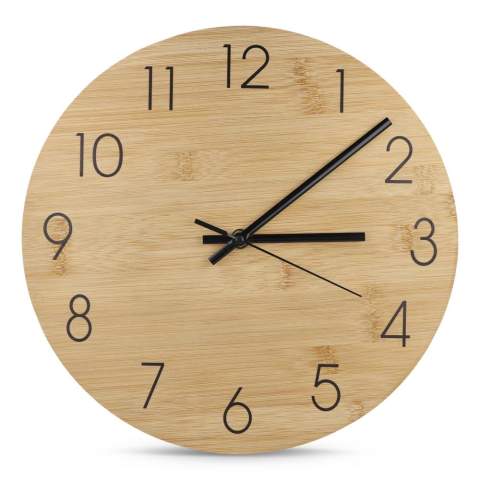 Mit dieser minimalistischen Wanduhr aus Bambus behalten Sie die Zeit im Blick. Ihr natürliches Holzfinish verleiht jedem Raum einen warmen, organischen Touch, während das klare, leicht ablesbare Ziffernblatt mit großen Zahlen sie sowohl praktisch als auch dekorativ macht. Jedes Exemplar ist in einer Geschenkbox verpackt. AA-Batterie nicht im Lieferumfang enthalten.