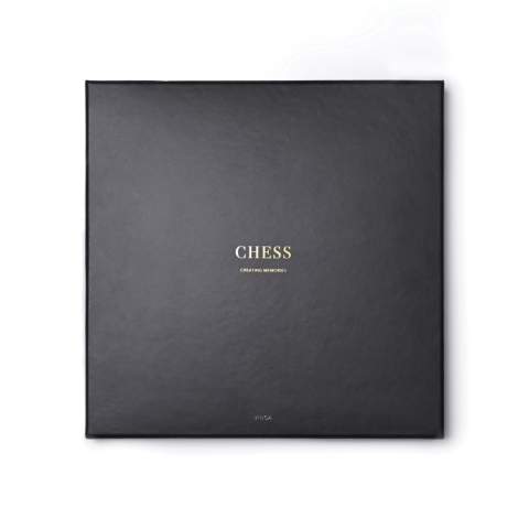 Jeu d'échecs classique en noir et blanc. Les pièces sont en bois laqué. Le jeu est livré avec une excellente boîte de rangement qui constitue également un élément décoratif attrayant dans votre maison.