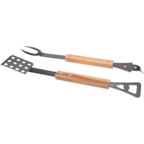 Ce set barbecue 4 en 1 comprend une spatule, une fourchette, un ouvre-boîte et un ouvre-bouteille, tous fabriqués en bois de chêne et en acier inoxydable certifié RCS. Cet ensemble pratique et fonctionnel est le cadeau idéal pour tout amateur de barbecue ! 