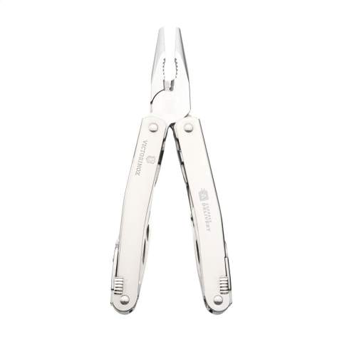 Outil multifonction Victorinox avec outils en acier 100 % recyclé. 11 pièces et 24 fonctions : pince à bec effilé, coupe-fil pour fils fins et souples jusqu'à 40 HRc, coupe-fil pour fils durs, grand couteau, ouvre-boîte avec tournevis de 3 mm, décapsuleur avec tournevis de 6 mm, ouvre-caisse, cintreuse de fils avec tournevis de 2 mm, poinçon avec poinçon et œillet, crochet de remorquage (par exemple pour desserrer les cordes de tente), ciseaux, scie à bois, scie à métaux, lime à métaux, tournevis cruciforme (Philips 1/2), pince coupante longitudinale pour gaine de câble, pince coupante transversale pour gaine de câble, pince à dénuder et grattoir, œillet pour cordon, embout pour tire-bouchon et clip de transport. Livré avec un étui en cuir robuste pour transporter facilement l'outil multifonction à la ceinture. Comprend un mode d'emploi et une garantie à vie contre les défauts de matériaux et de fabrication.     Victorinox est le symbole mondial de qualité, fiabilité, fonctionnalité et perfection. Attention, la législation en vigueur s'applique concernant la possession et / ou le transport de couteaux ou d'outils multifonctions en public. Emballage par pièce.