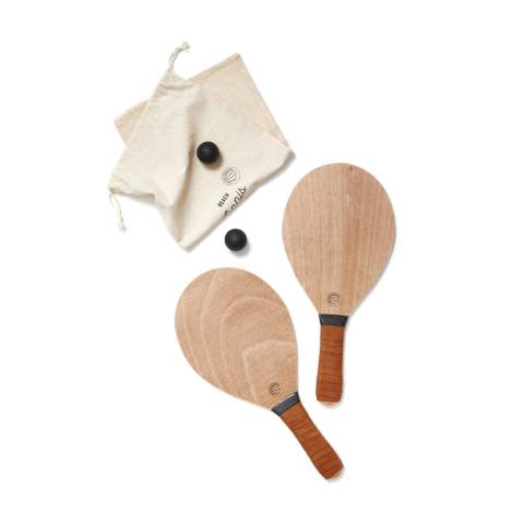 Elegantes Beach-Tennis-Spiel aus Pappelholz mit PU-Griffen für einen bequemeren Griff. Dieses Spiel ist leicht zu erlernen und eignet sich für Jung und Alt gleichermaßen. Enthält zwei Schläger und zwei Gummibälle, verpackt in einer Baumwolltasche, die das Mitnehmen erleichtert. Dieses Spiel ist ausschließlich für den Gebrauch im Trockenen und nicht für den Gebrauch im Wasser gedacht.