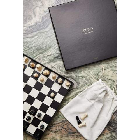 Jeu d'échecs classique en noir et blanc. Les pièces sont en bois laqué. Le jeu est livré avec une excellente boîte de rangement qui constitue également un élément décoratif attrayant dans votre maison.