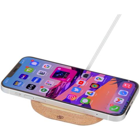 De Cerris 15 W draadloos oplaadstation gemaakt van kurk en bamboe is de duurzamere keuze onder de draadloze opladers. De behuizing en het oplaadgedeelte zijn gemaakt van echt kurk en bamboe. Met een draadloos oplaadvermogen tot 15 W zijn apparaten snel volledig opgeladen. Compatibel met alle Qi-apparaten (iPhone 8 of hoger en Android-apparaten die draadloos opladen ondersteunen). Wordt geleverd met een 100 cm lange vaste TPE USB-A-kabel. Geleverd in een premium doos van kraftpapier met een kleurrijke sticker. Omdat kurk en bamboe natuurlijke materialen zijn, kunnen er kleine variaties in kleur en maat per artikel zijn, wat het uiteindelijke drukresultaat kan beïnvloeden.