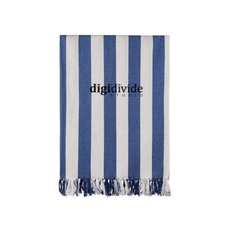 Cette serviette de plage hammam présente un motif classique à rayures bicolores avec des franges sur les petits côtés. Fabriquée dans un mélange léger et aéré de 200 g/m², elle allie le confort du coton aux avantages du séchage rapide du polyester. Mesurant 80x180 cm, il est parfait pour la plage ou le bord de la piscine. Certifié par GRS (Global Recycled Standard), la certification GRS garantit que l'ensemble de la chaîne d'approvisionnement des matériaux recyclés est certifiée. Le contenu recyclé total est basé sur le poids total du produit. Ce produit contient 68 % de coton recyclé certifié GRS et 29 % de polyester recyclé certifié GRS.