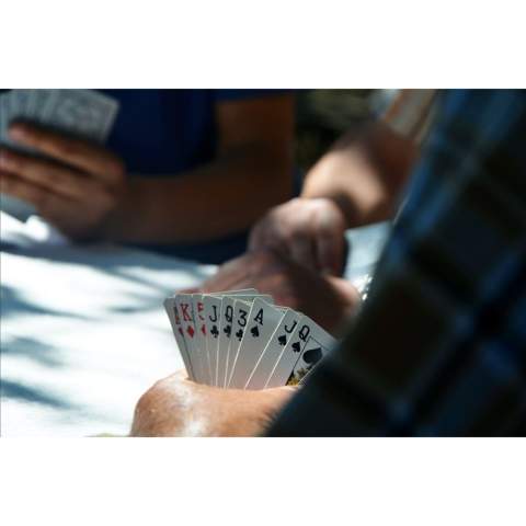 Cartes à jouer en carton robuste de 300 grammes. Ces jeux contiennent 52 cartes à jouer et 2 jokers. Emballés dans une boîte en carton avec cellophane. Vous pouvez ajouter votre design en couleur au dos des cartes ainsi que sur la boîte, créant ainsi un jeu de cartes unique et personnalisé pour promouvoir votre marque.