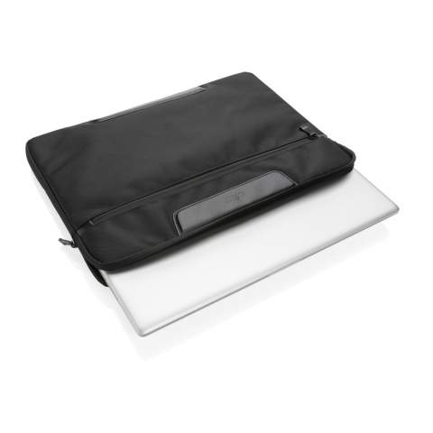 Deze stijlvolle Swiss Peak AWARE™ RPET Voyager 15,6" laptophoes is het ideale accessoire om je laptop in stijl mee te nemen naar je werk. Gemaakt van duurzaam gerecycled 1680D gerecycled polyester en rijke PU-details. Met handig voorvak met rits. De buitenkant is gemaakt van 1680D polyester en PU-details, de voering is gemaakt van 150D gerecycled polyester. Met AWARE™ tracer die het echte gebruik van gerecyclede materialen valideert. Elke tas bespaart 9,8 liter water en heeft 16,38 0,5L PET-flessen hergebruikt. 2% van de opbrengst van elk verkocht product met AWARE™ wordt gedoneerd aan Water.org.<br /><br />FitsLaptopTabletSizeInches: 15.6<br />PVC free: true