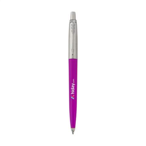 Stylo à bille  à encre noire de la marque Parker. Le corps résistant aux rayures est fabriqué en plastique recyclé, tandis que la partie supérieure, la pointe, le bouton-poussoir et le clip à flèche iconique sont réalisés en acier inoxydable recyclé. Le stylo est équipé d’une recharge Parker pour une expérience d’écriture fluide. Un instrument d’écriture à la fois élégant et fonctionnel, parfait pour un usage quotidien. Livré dans une boîte-cadeau Parker. Fabriqué en Europe. Emballage par pièce.