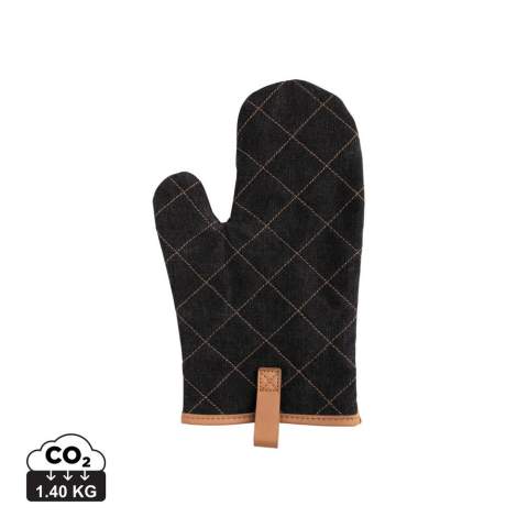 Gant de cuisine fabriqué et matelassé en toile de qualité supérieure de 16 oz, et avec un détail décoratif en PU. Protège les mains des objets chauds. Le pouce séparé assure une bonne prise en main. Lavage en machine à 30 degrés avec des couleurs similaires. Livré dans une boîte cadeau en kraft.