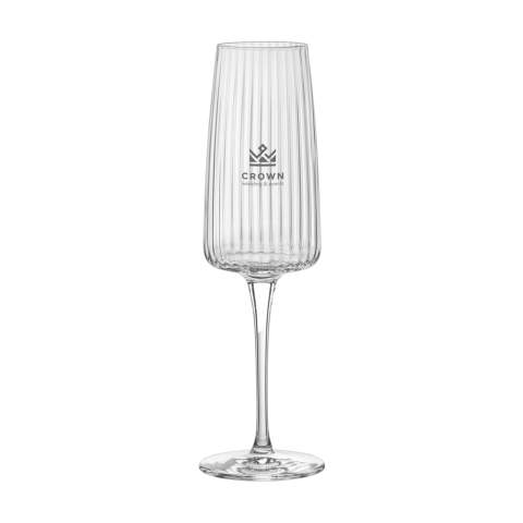 Flûte à champagne en verre transparent. Le calice spécial présente un verre nervuré à l'intérieur, un extérieur lisse et un fond plat, donnant au verre un aspect élégant et non conventionnel. Un verre exclusif pour servir le champagne et le vin mousseux. Idéal pour une utilisation dans le secteur de la restauration, ainsi que pour toute occasion spéciale. Passe au lave-vaisselle. Capacité 255 ml. Fabriqué en Europe.