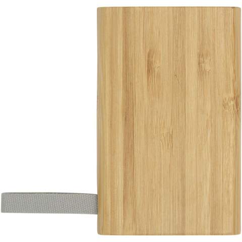 Bamboe powerbank die 5000 mAh back-upstroom biedt voor mobiele telefoons of andere digitale apparaten. Met ledlampjes en een webbing gemaakt van RPET-materiaal. Micro USB-oplaadkabel inbegrepen. Verpakt in een geschenkverpakking en geleverd met een gebruiksaanwijzing (beide gemaakt van duurzaam materiaal). Aangezien bamboe een natuurlijk product is, kan ieder item enigszins variëren in kleur en grootte, dat het uiteindelijke resultaat van de decoratie kan beïnvloeden.
