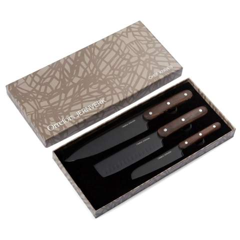 Beautiful design knife set from Orrefors Jernverk. These models are a "must" in the kitchen. A chef's knife (15 cm), a Japanese chef's knife (20 cm) and a tomato knife (13 cm) of the highest quality. Delivered in a beautiful gift box. The Swedish designer Jon Eliason is responsible for this modern design.