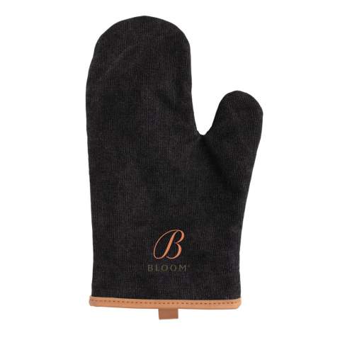 Gant de cuisine fabriqué et matelassé en toile de qualité supérieure de 16 oz, et avec un détail décoratif en PU. Protège les mains des objets chauds. Le pouce séparé assure une bonne prise en main. Lavage en machine à 30 degrés avec des couleurs similaires. Livré dans une boîte cadeau en kraft.