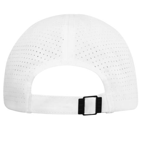De Mica 6-panel GRS gerecycleerde cool fit cap is gemaakt van 110 g/m² GRS-gecertificeerd gerecycled polyester microvezel. De achterpanelen zijn voorzien van lasergeknipte gaten voor optimale ventilatie, zodat je koel en comfortabel blijft tijdens buitenactiviteiten. Ontworpen voor een comfortabele pasvorm met een hoofdomtrek van 58 cm, zorgt de metalen gesp voor gemakkelijke en veilige aanpassingen. De GRS-certificering garandeert een 100% gecertificeerde toeleveringsketen, van grondstof tot onze druktechnieken, waardoor het een duurzamere keuze is.