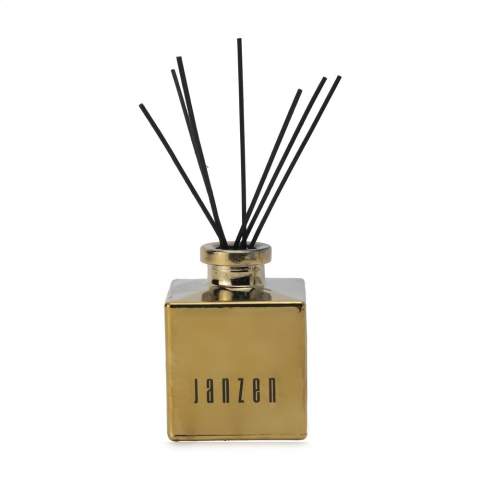 Bâtonnets parfumés de la marque Janzen, au parfum Euphoria. Grâce au bois spécial utilisé pour les bâtonnets, votre parfum préféré se répand dans toute la maison. Convient à toutes les pièces de la maison – de la chambre aux toilettes, du bureau à la cuisine. Le nombre de bâtonnets vous permet de déterminer l’intensité du parfum. Plusieurs univers se rencontrent dans ce parfum riche et aromatique. Laissez-vous séduire... Laissez la chaleur de l’ambre vous emmener dans un voyage au cœur de l’Orient. Une combinaison spectaculaire avec les effets purifiants et clarifiants du pamplemousse, fruit à la saveur douce et amère. Le tout accompagné de notes subtiles de menthe, de rhubarbe et de violette. Ce flacon en verre est rempli de 200 ml d'huile de parfum et est livré avec bâtonnets.  Emballé par set dans un coffret cadeau. Par set dans une boîte.