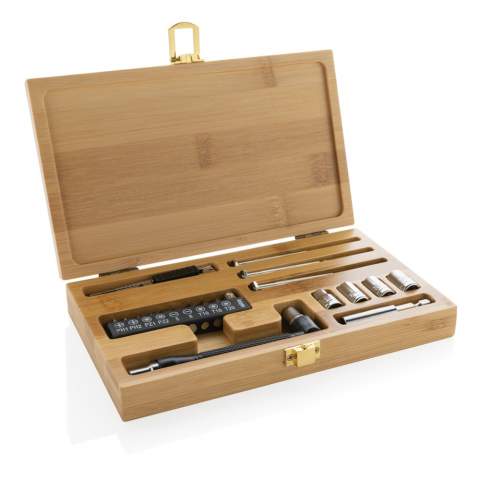 Werkzeugset mit 21 Teilen in luxuriösem 100% FSC® Bambuskoffer. Das Set enthält 3 Schraubendreher, 10 Bits im Halter, 4 Steckschlüssel, 1 Griff, 1 Steckverbinder sowie 1 kleines Messer. Verpackt in FSC®-Mix-Kraftverpackung